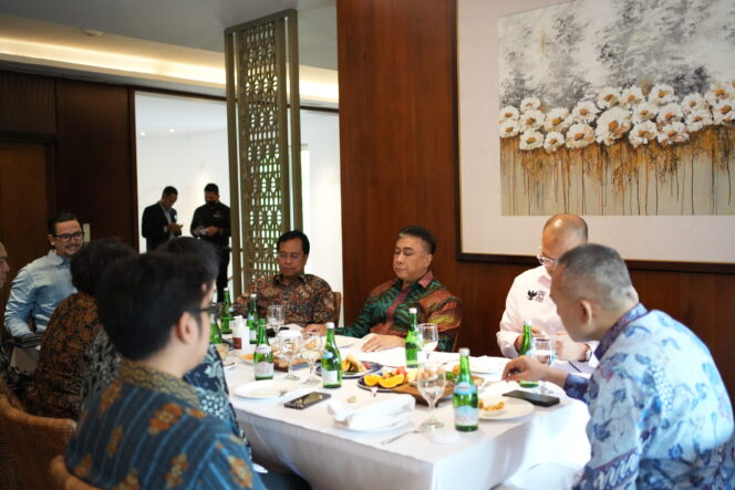 
					Foto: Otorita Ibu Kota Nusantara (OIKN) melalui PT Bina Karya (Persero) selaku Badan Usaha Otorita (BUO) menandatangani Kesepakatan Kerja Sama dengam PT PP (Persero) Tbk tentang Perencanaan Pengembangan Kawasan Perkantoran BUMN di Wilayah Ibu Kota Nusantara (IKN) di Plataran Senayan pada Kamis (5/10/2023). (DOK. Istimewa)