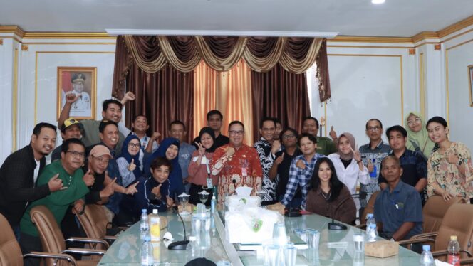 
					Foto: Puluhan awak media baik cetak maupun elektronik di lingkungan Pemerintah Kabupaten (Pemkab) Penajam Paser Utara (PPU) hadir memenuhi undangan Penjabat (Pj) Bupati PPU, Makmur Marbun untuk berdialog membahasa isu terkini di daerah di Ruang pertemuan Bupati PPU, Kamis (12/10/2023). (DOK. Istimewa)