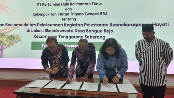 
					Foto: PT Pertamina Hulu Kalimantan Timur (PHKT) melakukan penandatanganan Perjanjian Kerja Sama (PKS) dengan Pemerintah Kabupaten Kutai Kartanegara (Kukar) dan Kelompok Tani Hutan Trigona Zwageri BRJ dalam mendukung upaya pelestarian keanekaragaman hayati di wilayah Kukar, Kalimantan Timur (26/09/2023). (DOK. Istimewa)
