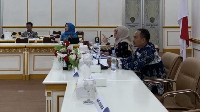 
					Foto: Puluhan Pelaku Uasha mengikuti kegiatan pelatihan usaha yang diselenggarakan oleh DPMD Kabupaten PPU. (DOK. CahayaBorneo.com)