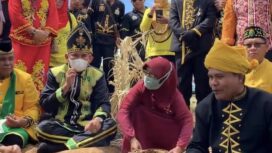 Foto: Ritual budaya larung jakit di Kecamatan Penajam pada Festival Adat Paser Nondoi tahun 2022. (DOK. CahayaBorneo.com)
