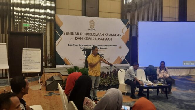 
					Foto: Direktorat Pemberdayaan Masyarakat, Kedeputian Bidang Sosial Budaya dan Pemberdayaan Masyarakat Otorita IKN melaksanakan program pendampingan berupa seminar dan pelatihan pengelolaan keuangan dan kewirausahaan. (DOK. Istimewa)