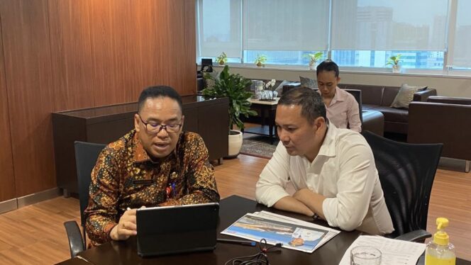 
					Foto: Pj. Bupati PPU, Makmur Marbun langsung menggelar pertemuan dan koordinasi secara intensif dengan Deputi Bidang Koordinasi Infrastruktur dan Transportasi, Kemenko Bidang Kemaritiman dan Investasi, Rachmad Kaimuddin di Jakarta. (DOK. Istimewa)