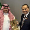 Foto: Forum Saudi-Indonesian Roundtable yang diselenggarakan di Ibu Kota Riyadh, CEO ACWA Power, Marco Arcelli, menyerahkan Surat Pernyataan Minat (Letter of Intent/LoI) untuk berinvestasi di IKN Nusantara. (DOK. Istimewa)