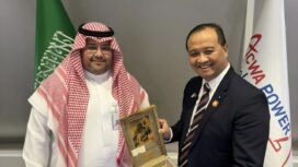 Foto: Forum Saudi-Indonesian Roundtable yang diselenggarakan di Ibu Kota Riyadh, CEO ACWA Power, Marco Arcelli, menyerahkan Surat Pernyataan Minat (Letter of Intent/LoI) untuk berinvestasi di IKN Nusantara. (DOK. Istimewa)
