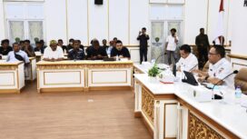 Foto: Puluhan sopir truk di Kabupaten Penajam Paser Utara (PPU) temui langsung Penjabat (Pj) Bupati PPU, Makmur Marbun di kantor bupati PPU, Rabu, (25/10/2023) pagi. (DOK. Istimewa)