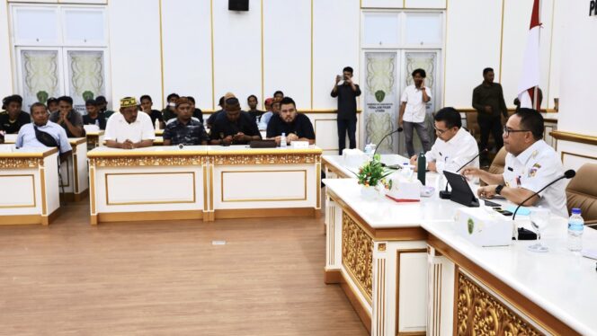 
					Foto: Puluhan sopir truk di Kabupaten Penajam Paser Utara (PPU) temui langsung Penjabat (Pj) Bupati PPU, Makmur Marbun di kantor bupati PPU, Rabu, (25/10/2023) pagi. (DOK. Istimewa)