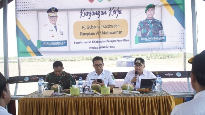 
					Foto: Penjabat (Pj) Gubernur Kalimantan Timur Akmal Malik melakukan kunjungan kerja bersama Pangdam VI Mulawarman Mayjen T NI Tri Budi Utomo serta  Pj. Bupati PPU Makmur Marbun di Desa Gunung Mulia, Kecamatan Babulu, Kabupaten PPU. (DOK. Istimewa)