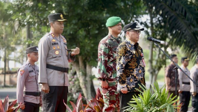 
					Foto: Penjabat (Pj) Bupati Penajam Paser Utara (PPU) Makmur Marbun pimpin Apel Gelar Pasukan dalam rangka memastikan kesiapan pengamanan Pemilihan Kepala Desa (Pilkades). (DOK. Istimewa)