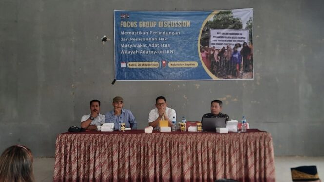 
					Foto: focus group discussion (FGD) terkait kepastian perlindungan dan pemenuhan hak masyarakat adat atas wilayah adatnya di IKN yang digelar Aliansi Masyarakat Adat Nusantara (AMAN) bersama perwakilan masyarakat dan tokoh adat di Sepaku. (DOK. Istimewa)