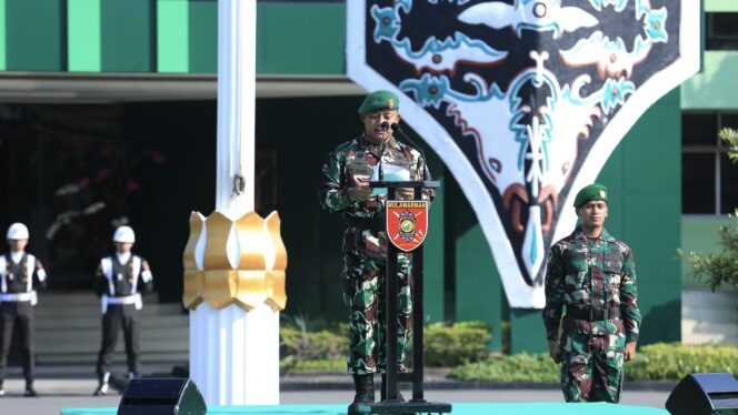 
					Foto: Kodam VI/Mulawarman memperingati Sumpah Pemuda dengan melaksanakan upacara bendera yang tergelar di lapangan Markas Kodam VI/Mlw yang di pimpin oleh Inspektur Upacara Asisten Logistik Kasdam VI/Mlw Kolonel Kav Dwi Irbaya Sandra. (DOK. Istimewa)