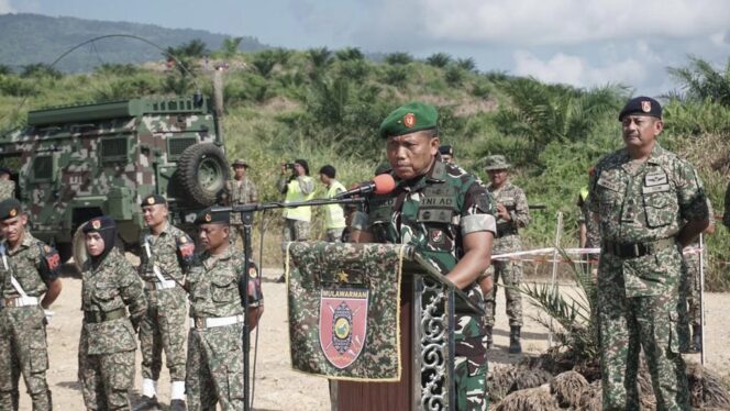 
					Foto: Upacara Penutupan Latma Kekar Malindo-46AB/2023 yang bertempat di Kompleks Felda Umas, Tawau, Malaysia dilaksanakan pada hari Minggu, 29 Oktober 2023. (DOK.Istimewa)
