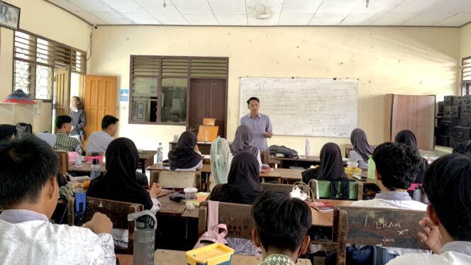 
					Foto: Ketua HIPMI Kabupaten Penajam Paser Utara (PPU) Sayyid Hasan saat memberikan materi terkait dengan kewirausahaan di SMA Negeri 1 PPU. (DOK. CahayaBorneo.com)