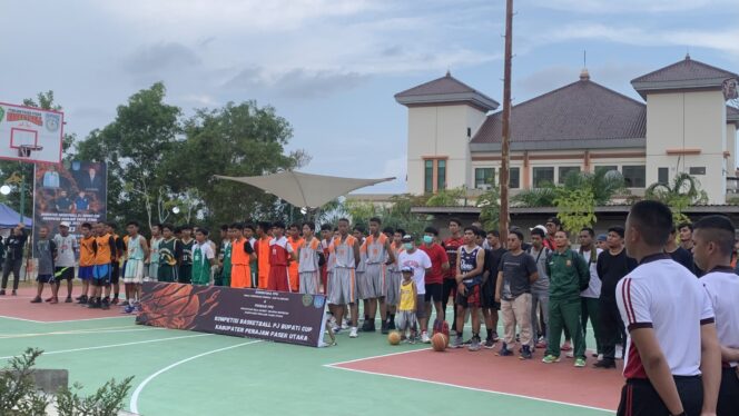 
					Foto: Puluhan klub Bola Basket mengikuti kompetisi Liga Basketball 3 on 3 Pj. Bupati Penajam Paser Utara (PPU) Cup yang diselengarakan di Lapangan Bola Basket, Taman Kantor Bupati PPU. (DOK. CahayaBorneo.com)