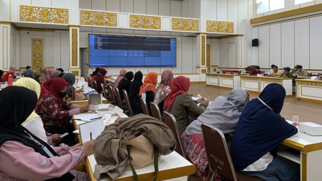 
					Foto: Puluhan Pelaku Uasha mengikuti kegiatan pelatihan usaha yang diselenggarakan oleh DPMD Kabupaten PPU. (DOK. CahayaBorneo.com)