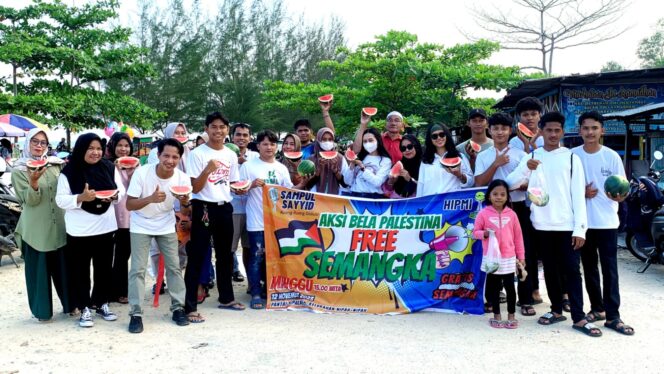 
					Foto: Badan Pengurus Cabang (BPC) Himpunan Pengusaha Muda Indonesia (HIPMI) Penajam Paser Utara (PPU) bagikan ratusan kilogram (kg) buah semangka. (DOK. CahayaBorneo.com) 