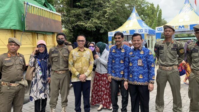 
					Foto: Pemerintah Provinsi Kalimantan Timur (Kaltim) melalui Dinas Perindag dan UKM Kaltim bekerja sama dengan Dinas Koperasi, UKM, Perindustrian, dan Perdagangan (KUKM Perindag) Kabupaten PPU melaksanakan kegiatan Operasi Pasar. (DOK. CahayaBorneo.com)