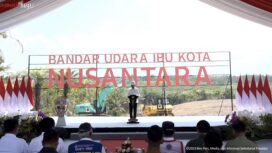 Foto: Presiden RI Joko Widodo (Jokowi) melakukan Groundbreaking atau peletakan baru pertama Bandar Udara Ibu Kota Nusantara (IKN) di Kelurahan Gersik, Kecamatan Penajam, Kabupaten Penajam Paser Utara (PPU), Rabu (1/11/2023) pagi. (DOK. Sekretariat Presiden)