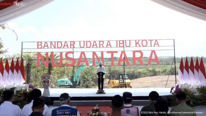 
					Foto: Presiden RI Joko Widodo (Jokowi) melakukan Groundbreaking atau peletakan baru pertama Bandar Udara Ibu Kota Nusantara (IKN) di Kelurahan Gersik, Kecamatan Penajam, Kabupaten Penajam Paser Utara (PPU), Rabu (1/11/2023) pagi. (DOK. Sekretariat Presiden)