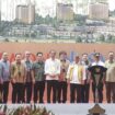 Foto: Presiden Joko Widodo melakukan groundbreaking proyek superblok Pakuwon di Ibu Kota Nusantara (IKN), Rabu (1/11/2023)