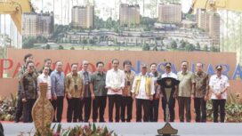 Foto: Presiden Joko Widodo melakukan groundbreaking proyek superblok Pakuwon di Ibu Kota Nusantara (IKN), Rabu (1/11/2023)