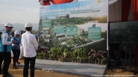 Foto: Presiden Jokowi melaksanakan groundbreaking Pembangkit Listrik Tenaga Surya (PLTS) 50 Megawatt di IKN pada 2 November 2023. (DOK. Istimewa)