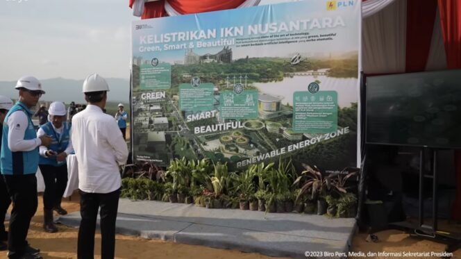 
					Foto: Presiden Jokowi melaksanakan groundbreaking Pembangkit Listrik Tenaga Surya (PLTS) 50 Megawatt di IKN pada 2 November 2023. (DOK. Istimewa)