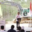 Foto: Kepala Otorita Ibu Kota Nusantara (IKN) Bambang Susantono dampingi Presiden Joko Widodo melakukan ground breaking Kantor Pusat BPJS Ketenagakerjaan di Kawasan IKN. (DOK. Istimewa)