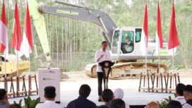 Foto: Kepala Otorita Ibu Kota Nusantara (IKN) Bambang Susantono dampingi Presiden Joko Widodo melakukan ground breaking Kantor Pusat BPJS Ketenagakerjaan di Kawasan IKN. (DOK. Istimewa)