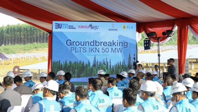 
					Foto: Otorita Ibu Kota Nusantara (IKN) bersama dengan PT PLN (Persero) menyelenggarakan acara peletakan batu pertama (groundbreaking) Pembangkit Listrik Tenaga Surya (PLTS) sebesar 50 Megawatt peak (MWp) di Nusantara. (DOK.Istimewa)