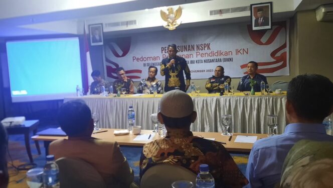
					Foto: Deputi Bidang Sosial, Budaya, dan Pemberdayaan Masyarakat (Sosbudpemas) Otorita IKN, Alimuddin saat mengisi diskusi penyusunan Norma, Standar, Prosedur, dan Kriteria (NSPK) Bidang Pendidik bagi Masyarakat. (DOK. Istimewa)