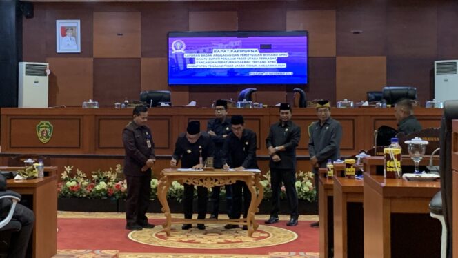 
					Foto: Paripurna Dewan Perwakilan Rakyat Daerah (DPRD) kabupaten PPU dalam rangka laporan badan anggaran dan persetujuan bersama DPRD dan Penjabat Bupati PPU terhadap rancangan peraturan daerah tentang APBD kabupaten PPU Tahun Anggaran 2024. (DOK. CahayaBorneo.com)