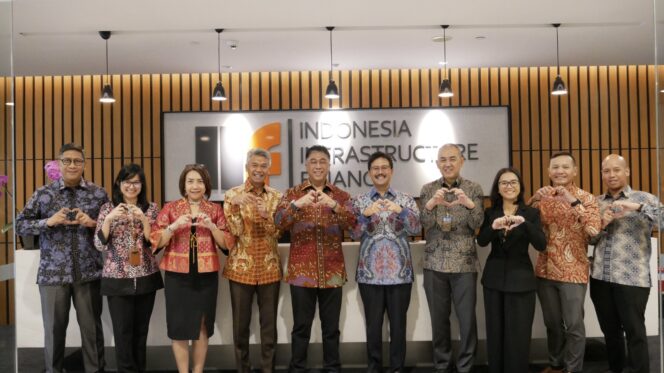 
					Foto: PT Indonesia Infrastructure Finance (IIF) MoU dengan PT Bina Karya (Persero) di bidang pendanaan untuk pembangunan dan pengembangan IKN. (DOK. Istimewa)