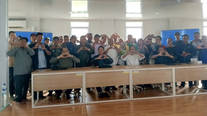 
					Foto: 25 petani perwakilan yang terdiri dari 4 (empat) Kecamatan di wilayah Ibu Kota Nusantara (IKN) mengadakan rembuk petani ibu kota di Hunian Pekerja Konstruksi IKN pada Sabtu (11/11/2023). (DOK. Istimewa)