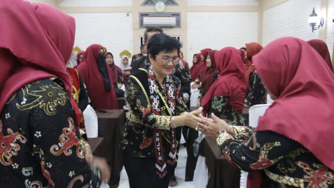 
					Foto: Bunda Pendidikan Anak Usia Dini (PAUD) Kabupaten Penajam Paser Utara (PPU) Dra. Linda Romauli Siregar menghadiri dan membuka Kegiatan Kaji Tiru Bunda PAUD bersama Alimudin selalu Kepala Dinas Pendidikan dan Olahraga (Disdikpora) Kabupaten PPU, di Wisma Sargede Yogyakarta. (DOK. Istimewa)