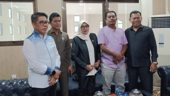 
					Foto: Badan Anggaran (Banggar) DPRD Kabupaten Penajam Paser Utara pada Konferensi pers bersama awak media, Senin (20/11/2023).. (DOK. CahayaBorneo.com)