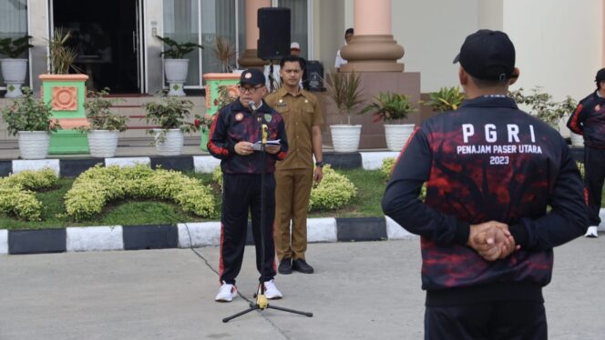 
					Foto: Penjabat (Pj) Bupati Penajam Paser Utara (PPU), Makmur Marbun melepas secara resmi kontingan Pekan Olahraga dan Seni (Porseni), Pendidikan Gunu Republik Indonesia (PGRI) Kabupaten PPU tingkat Provinsi Kalimantan Timur (Kaltim) Tahun 2023. (DOK. Istimewa)