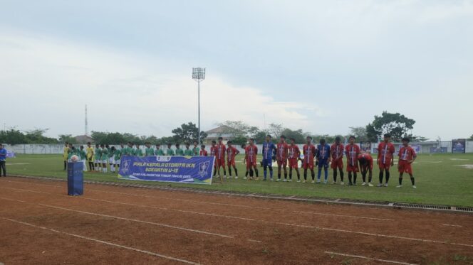 
					Foto: Otorita Ibu Kota Nusantara (IKN) melakukan penjaringan atlet sepak bola muda berprestasi melalui event sepak bola Piala Kepala Otorita IKN Soeratin U-15 Zona Kalimantan Timur (Kaltim).
Kegiatan pemberdayaan masyarakat usia dini bidang olahraga ini digagas oleh Kedeputian Bidang Sosial, Budaya dan Pemberdayaan Masyarakat (Sosbudpemas) kerjasama dengan Asosiasi Kabupaten (Askab) Persatuan Sepak Bola Seluruh Indonesia (PSSI) Kabupaten Penajam Paser Utara. (DOK. Istimewa)