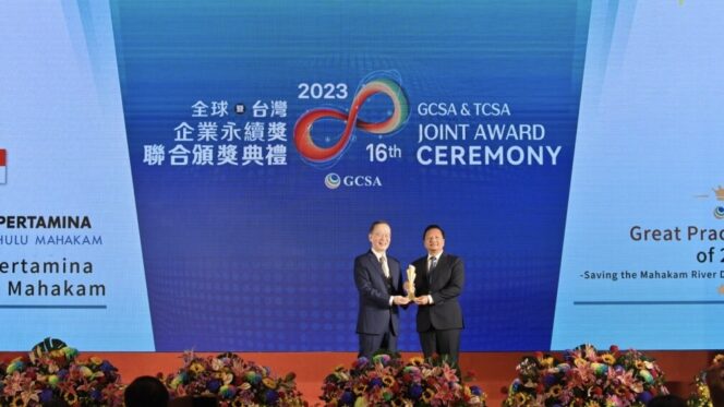 
					Foto: i PT Pertamina Hulu Mahakam (PHM) melalui Program Konservasi Pesut Mahakam (Komik Pesut Mahakam) kembali meraih penghargaan internasional Great Practice Award 2023 yang merupakan program CSR perusahaan berbasis konservasi fauna Pesut Mahakam berstatus critically endangered yang disinergikan dengan pengembangan desa wisata di Desa Pela, di Kabupaten Kutai Kartanegara, Kalimantan Timur. (DOK. Istimewa)