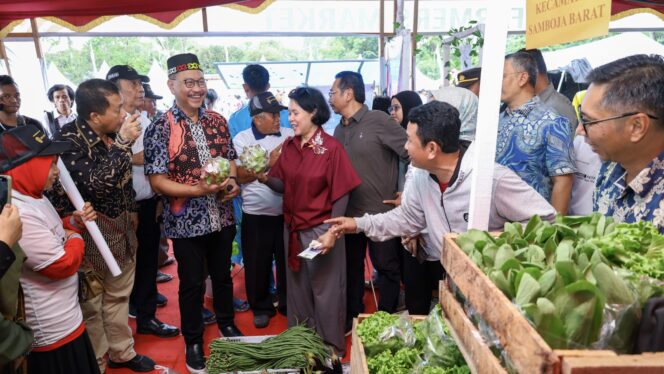 
					Foto: Kepala Otorita IKN saat membuka Nusantara AgriFest 2023, yang digelar di Lapangan Gelora Remaja Kelurahan Margomulyo, Samboja Barat, Sabtu (25/11/2023). (DOK. Istimewa)