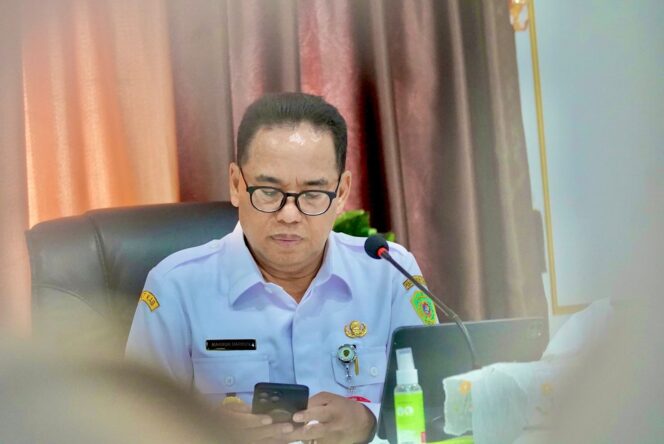 
					Foto: Penjabat (Pj) Bupati PPU, Makmur Marbun saat didaulat sebagai Narasumber dalam acara advokasi Peraturan Daerah (Perda) Kawasan Tanpa Rokok (KTR) bertempat di kantor Gubernur Sulawesi Selatan  (Sulsel) Rabu, (22/11/2023) pagi melalui zoom meeting dari ruang rapat kantor  Bupati PPU. (DOK. CahayaBorneo.com)