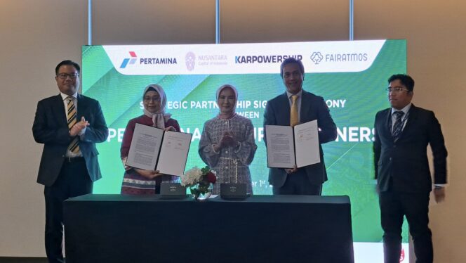 
					Otorita Ibu Kota Nusantara (OIKN) dan Pertamina New & Renewable Energy (Pertamina NRE) menandatangani perjanjian studi bersama (joint study agreement/JSA) mengenai solusi berbasis alam dan ekosistem (Nature and Ecosystem Based Solutions/NEBS) dalam rangkaian acara COP 28 (Conference of the Parties) di Dubai pada Jumat pagi waktu setempat (1/12). (DOK. Istimewa)