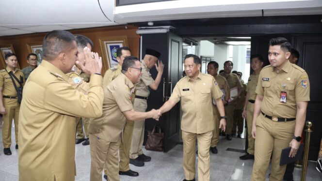 
					Foto: Penjabat (Pj) Bupati Penajam Paser Utara (PPU), Makmur Marbun bersama sejumlah Pj bupati se- Indonesia menghadiri Rapat Koordinasi (Rakor) pengendalian inflasi Tahun 2023. (DOK. Istimewa)