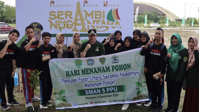 
					Foto: Penjabat (Pj) Bupati PPU Makmur Marbun dan pelajar pada kegiatan  menanam pohon. (DOK. Istimewa)