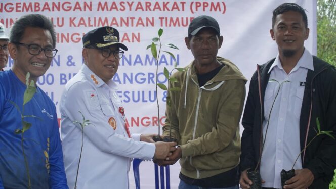 
					Foto: Penjabat (Pj) Bupati Penajam Paser Utara (PPU), Makmur Marbun hadiri kegiatan penanaman mangrove bersama Pertamina Hulu Kalimantan Timur (PHKT)
