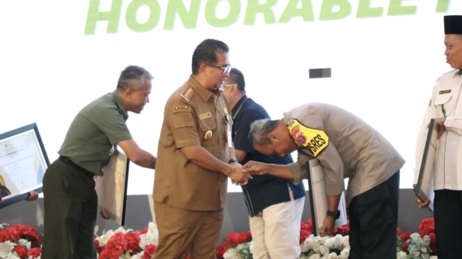 
					Foto: Polres Penajam Paser Utara (PPU) Polda Kalimantan Timur (Kaltim) menerima penghargaan dari Kantor Wilayah Direktorat Jenderal Perbendaharaan Kanwil Provinsi Kaltim. (DOK. CahayaBorneo.com)