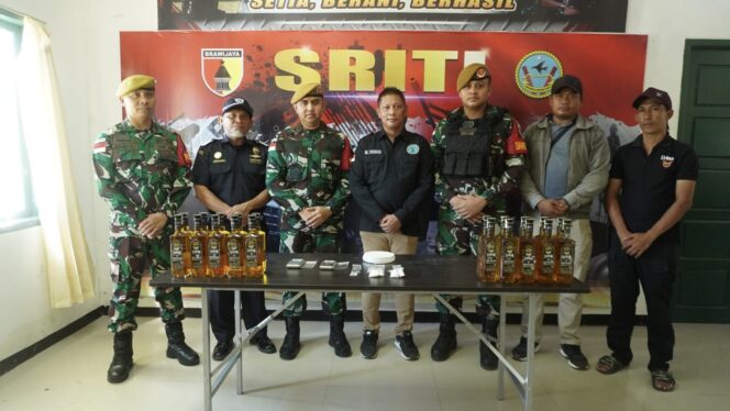 
					Foto: Satuan Tugas Pengamanan Perbatasan Republik Indonesia - Malaysia Yon arhanud 8/MBC menggagalkan penyelundupan narkotika jenis sabu-sabu dan minuman keras. (DOK. Istimewa)