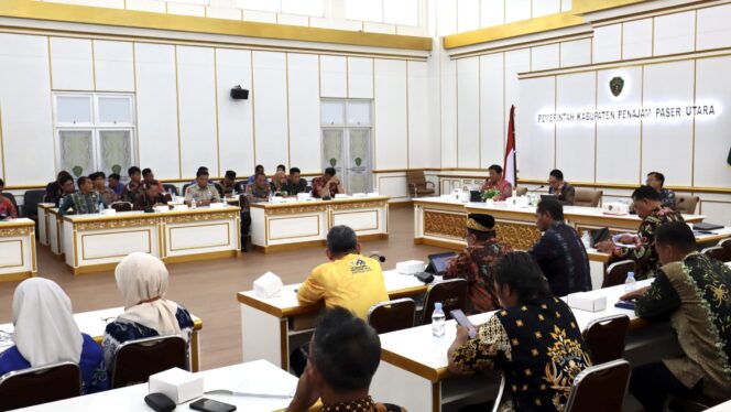 
					Foto: Kegoatan Focus Group Discussion (FGD) review dan pembentukan rencana bisnis (renbis) perusahaan Tahun 2024 – 2028, Perusahaan Umum Daerah (Perumda) Air Minum Danum Taka Kabupaten PPU di aula lantai III Kantor Bupati PPU, Jum'at (15/13/2023). (DOK. Istimewa)