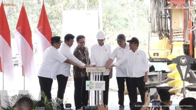 
					Foto: Presiden Joko Widodo (Jokowi) kembali melakukan groundbreaking atau peletakan batu pertama sejumlah bangunan di Ibu Kota Nusantara (IKN), Kecamatan Sepaku, Kabupaten Penajam Paser Utara (PPU).(DOK. Istimewa)