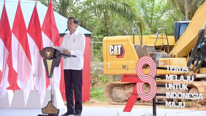 
					Foto: Presiden Joko Widodo meresmikan peletakan batu pertama atau groundbreaking Gedung II Kampus Nusantara Program Studi di Luar Kampus Utama (PSDKU) Universitas Gunadarma pada Kamis, 21 Desember 2023. (DOK. Istimewa)